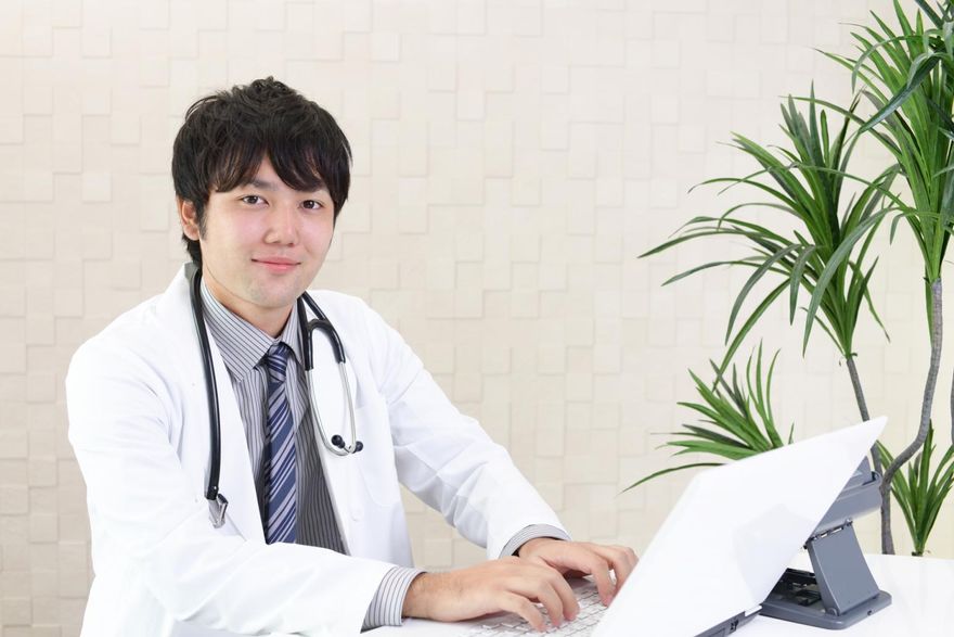住院阿嬤大讚「醫師好帥」　家屬透露內情「藏洋蔥」：他聽完流淚離開病房