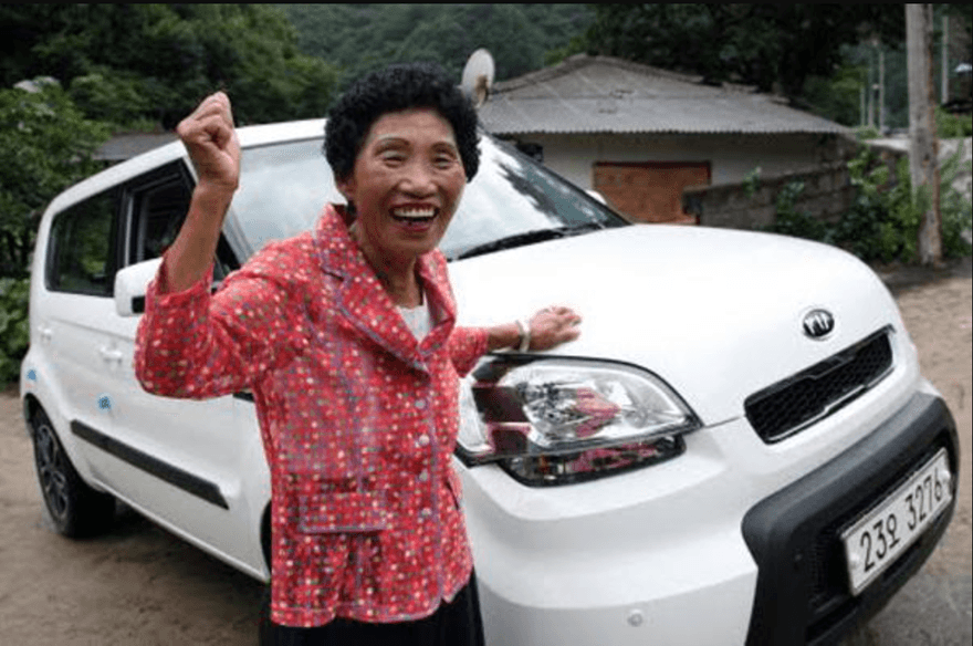 考了960次不放棄！老奶奶高齡69終獲駕照　還得50萬新車