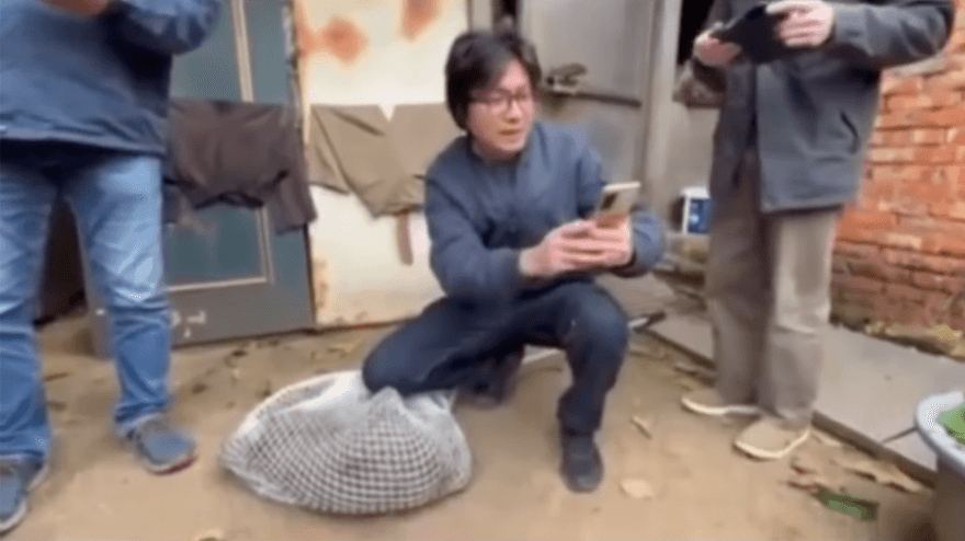狒狒重傷「先擺拍給女兒看」引眾怒！農業局專委盧紀燁神隱一日吐心聲