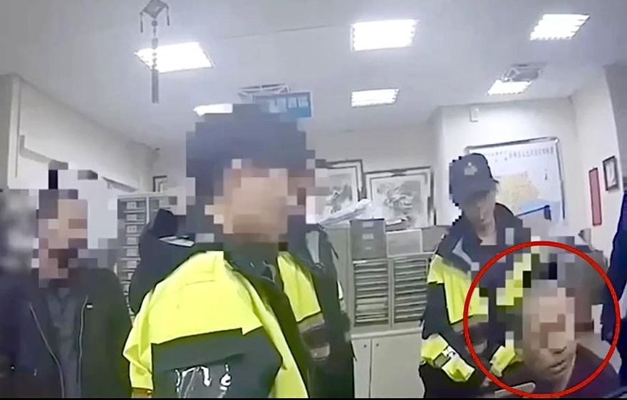 半夜搭小黃不付錢躲超商　醉漢譙警還出腳狠踹遭逮