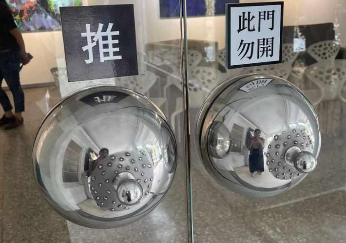 色色照萬人朝聖！高雄藝廊門把讓人非摸不可　老司機看「照片」秒懂