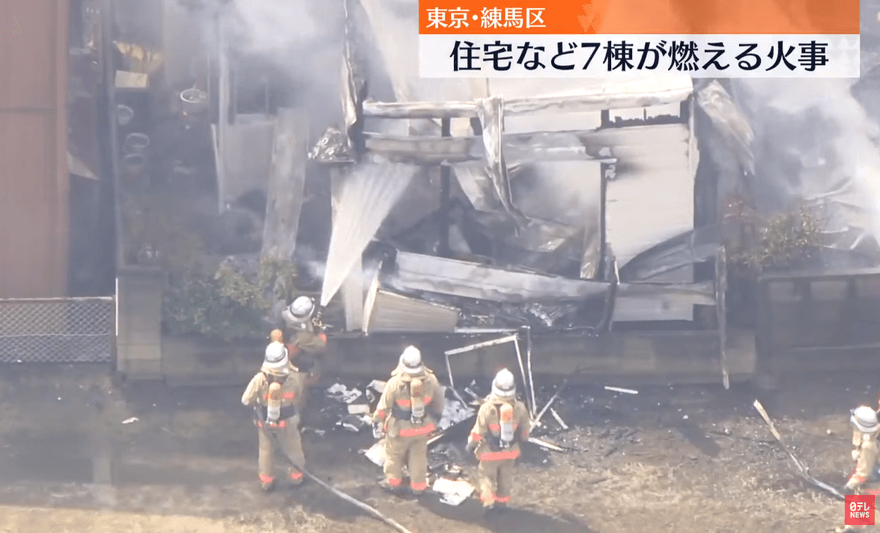 影/東京住宅區傳大火！7棟房屋遭火舌吞噬　出動27輛消防車全力灌救