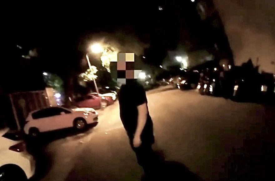 影/詐騙車手半夜ATM盜領被警盯上　裝傻被搜出3提款卡20萬贓款