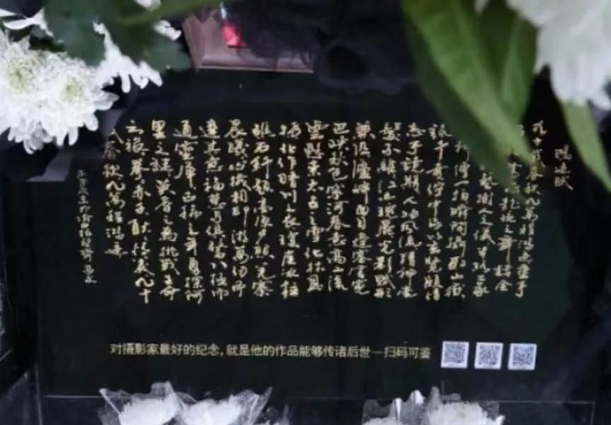 攝影師兒突發奇想　在父親墓碑上刻「QR code」掃碼即可回顧生平