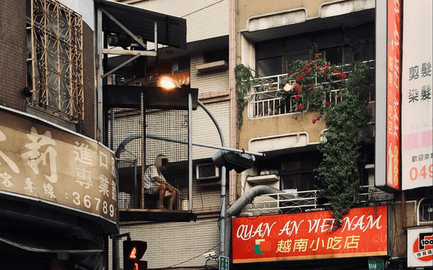 阿伯監視器看著你！正港路上觀察員出現了　網友驚呼：人中之籠