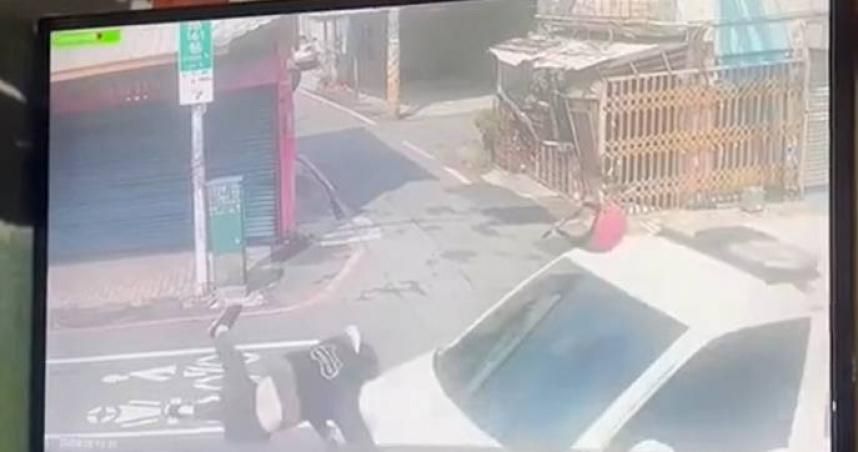女騎士遭救護車衝撞「安全帽大噴飛」慘送加護病房！事故原因待釐清…