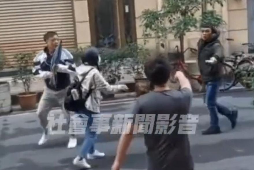 桿麵棍VS雨傘！姊弟反目男友出頭　2男街頭對決互控傷害全進警局