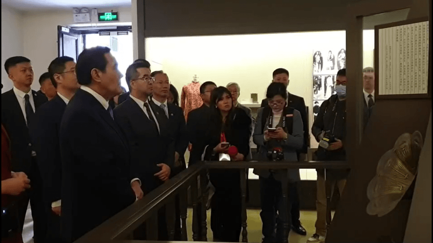 影/馬英九訪陸兩岸破冰　感受孫中山百年前演講　馬英九專注聆聽原音