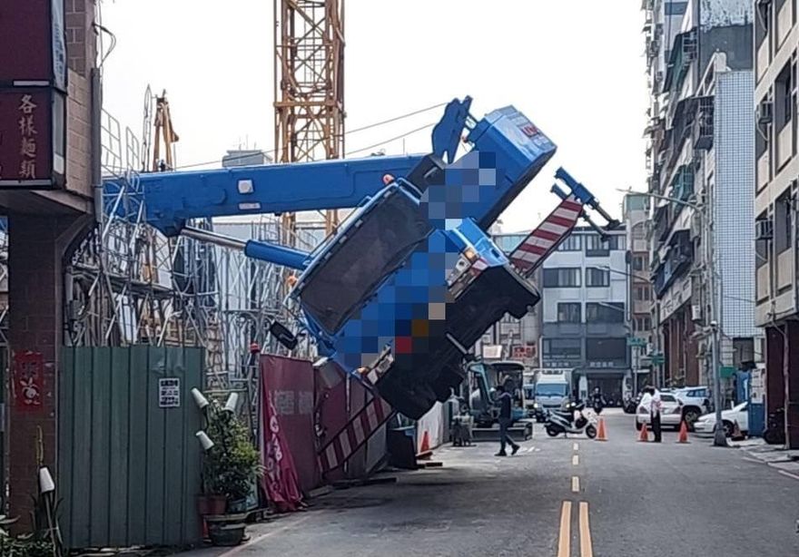 悚！高雄吊車「飛起來」半樓高　長長吊臂棒打工地
