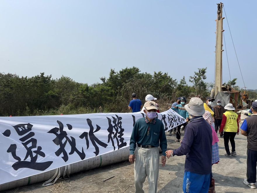 影/不滿「挖井水給高雄用」　屏東200人拉白布條抗議