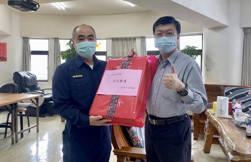 59歲勇警退休前對決33歲通緝犯　遭抓傷仍負傷追捕壓制逮人
