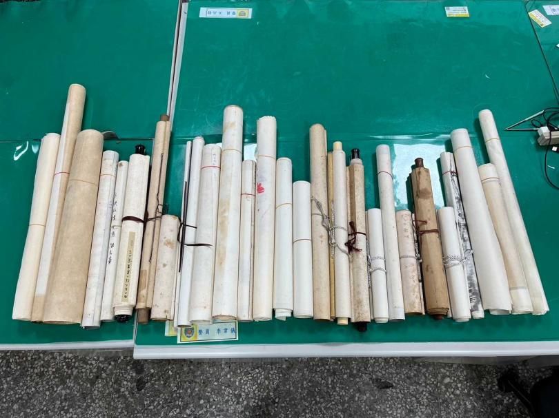 回答不出作者、年代無處銷贓！他闖屋盜走27幅字畫遭逮