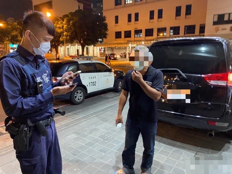 影/女兒昏倒了幫幫我！父當街攔警求助　警車開路6分鐘成功搶命