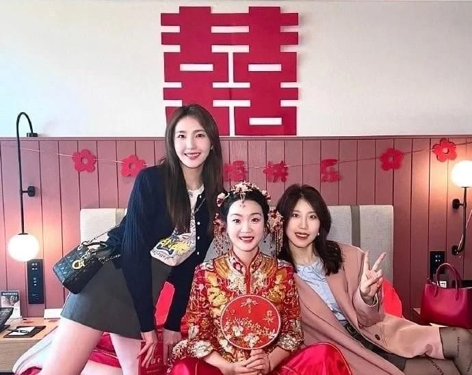神似楊謹華！絕美伴娘「超高顏值」壓全場　網笑：新娘完全被比下去了