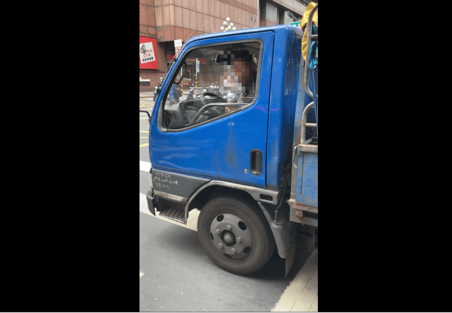 影/母女3人過馬路　貨車司機無視「直直衝」遭制止反飆髒話　公司慘遭一星負評灌爆！