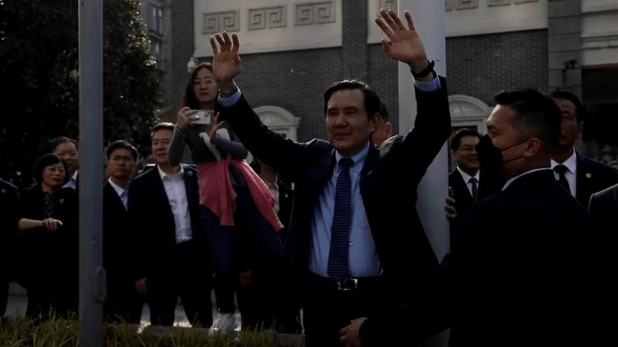 影/馬英九訪陸兩岸破冰　粉絲擠爆畫面曝光！馬英九狂揮手喊4字