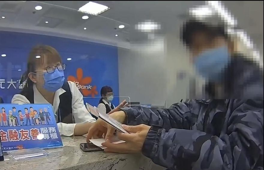 「金控經理」報好康投資穩賺不賠　他聽完警員解釋怒撕10萬匯款單