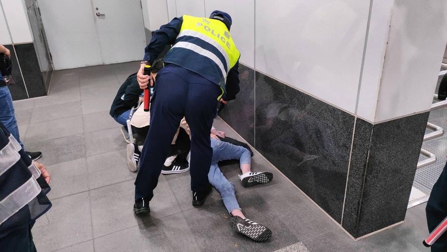 爽看演唱會卻差點喪命！五月天女粉「透不過氣」昏厥捷運站　護理師路過急救