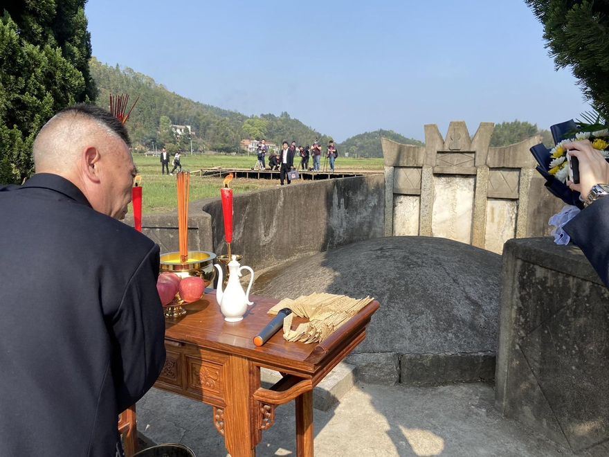 馬英九訪陸破冰/馬家17人返鄉祭祖　鄉親熱烈歡迎馬英九