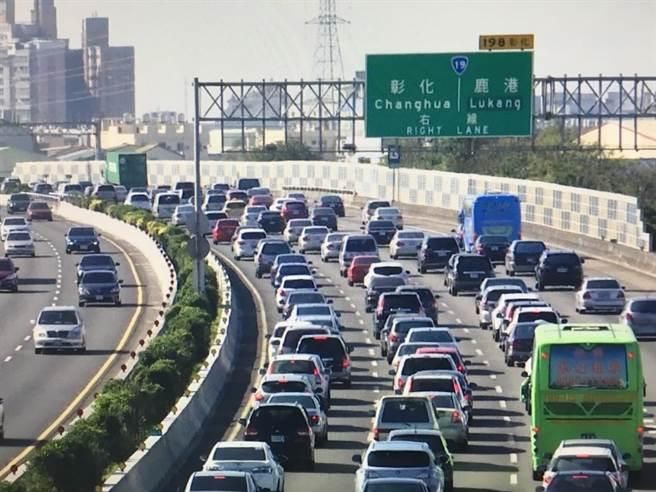快訊/連假首日國1彰化路段變大型停車場　時速不到40公里出遊民眾怨掃興