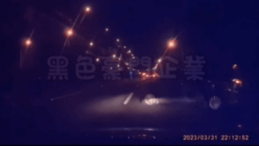 影/連假「撞況多」！國道蛇行飆車下秒衝護欄　台南甩尾自撞冒煙損失慘