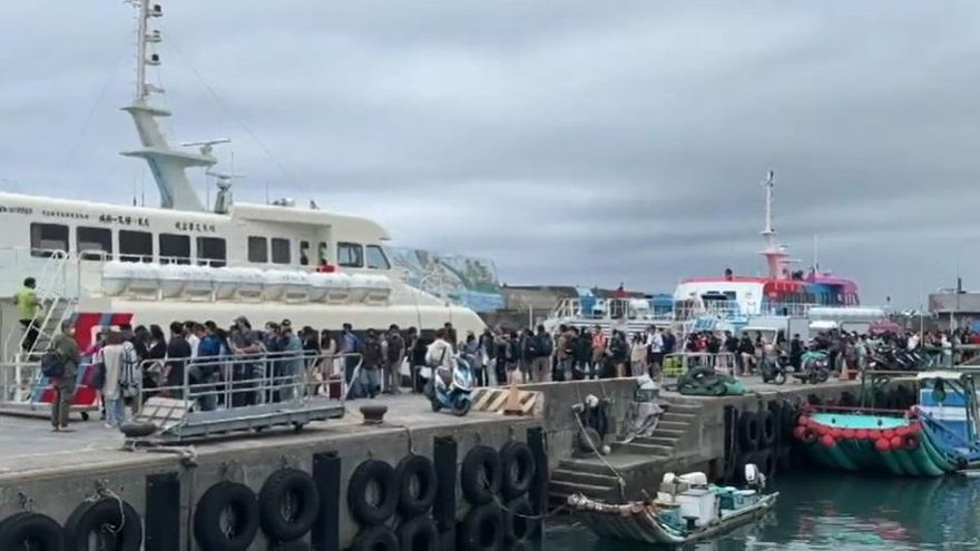清明連假/誇張畫面曝！遊客擠爆台東富岡港　綠島蘭嶼估湧逾5000人