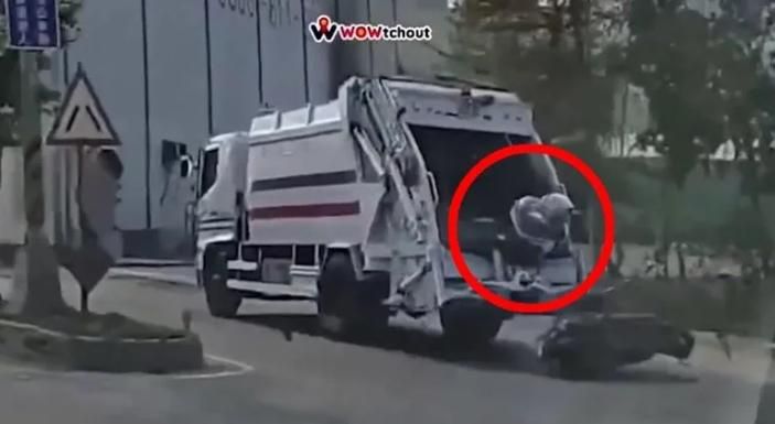 影/臭又準的車禍！垃圾車違規迴轉　騎士閃不開「倒蔥栽」竟飛落車斗內