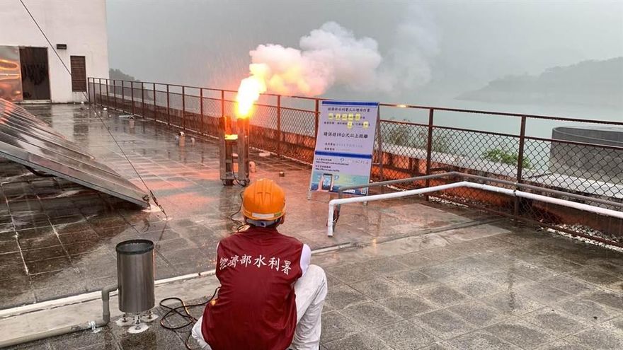 嘩啦嘩啦下雨了！村民哭了　曾文水庫苦等107天「終於進帳30萬噸」