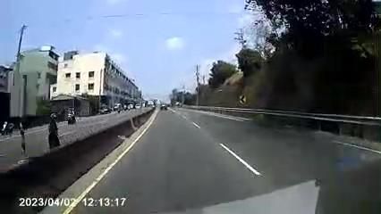 影/嚇壞！他開車開到一半驚見暴走婦闖車道砸玻璃瓶　警方要開罰了
