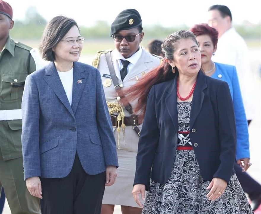 蔡英文抵貝里斯在機場閱兵　總督察芙拉接機