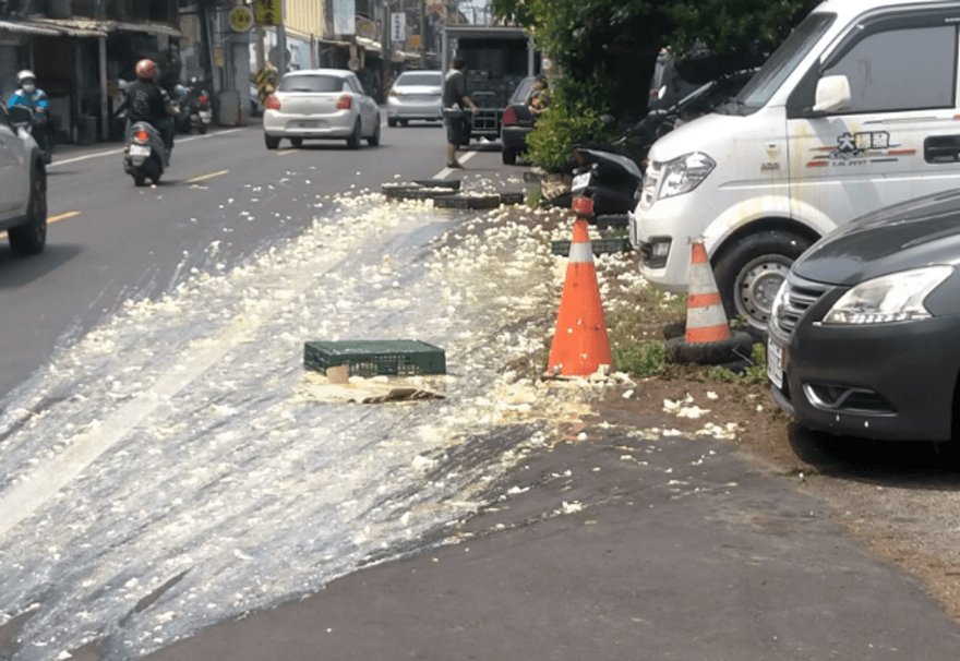 好可惜啊！運「鈔」車打破11箱雞蛋肇逃　柏油路狂喝「蛋花湯」