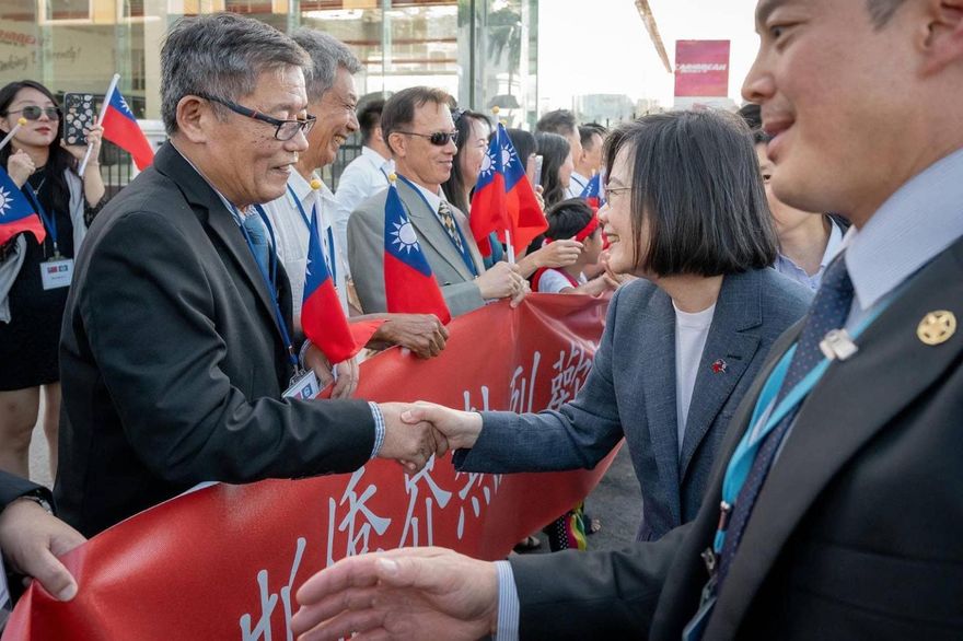 「太久沒選舉忘台語、考察團來買東西」頻失言！網酸蔡英文沒「這個」就開始丟臉