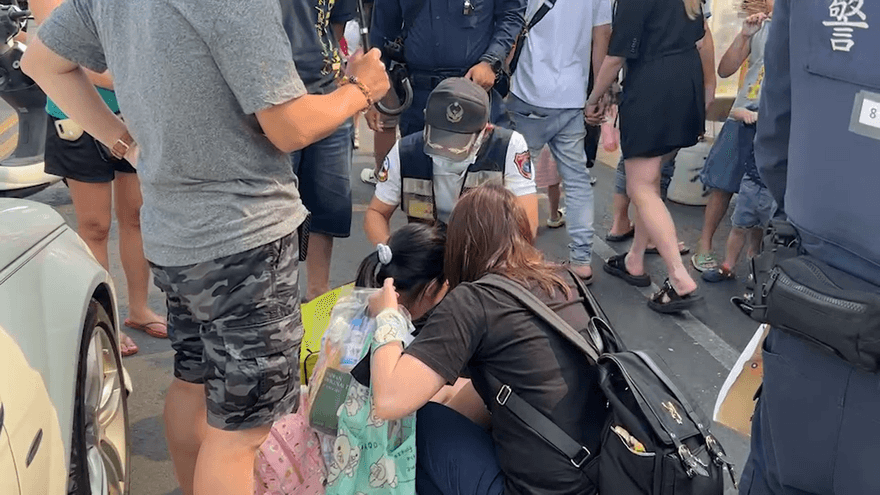 快訊/連假出遊意外！少女旗津過馬路被車撞　雙腿站不起來