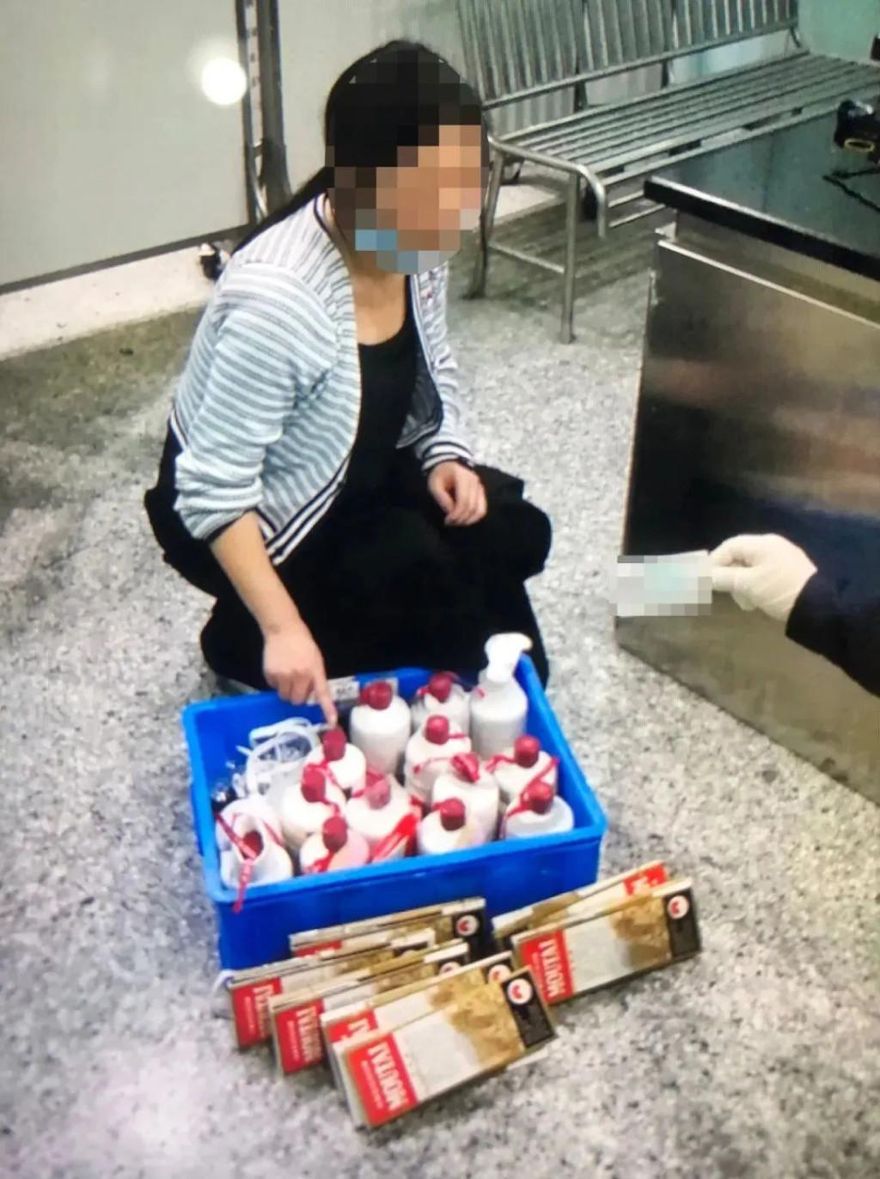 廣東女雙腿綁14樽茅台闖關　因步伐沉重被海關截查