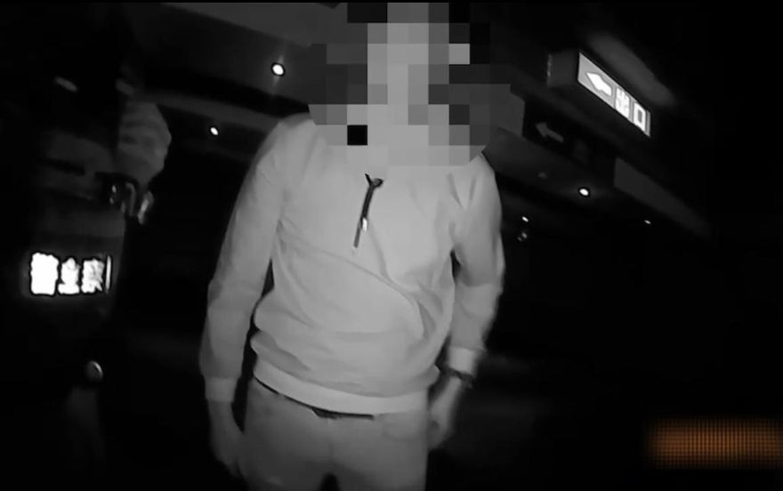 糗！摩鐵遇警盤查原已過關　他拿手機時掉出1包這東西下場慘了