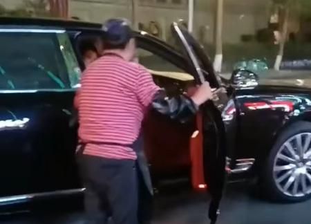 影/在家太無聊！飯店女工搭千萬賓利上下班　坦承「一天不洗碗渾身難受」