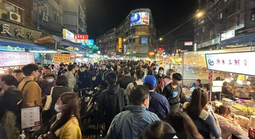 全台灣人都在這？樂華夜市「擠爆畫面曝光」　連在地人都被嚇傻