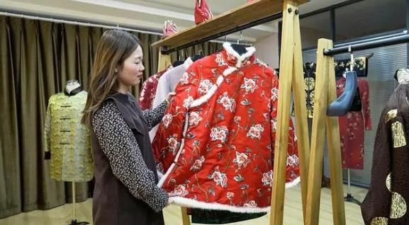 95後女子做「壽衣模特」遭網批「陰氣重」　她沉寂兩年後勇敢重回幕前
