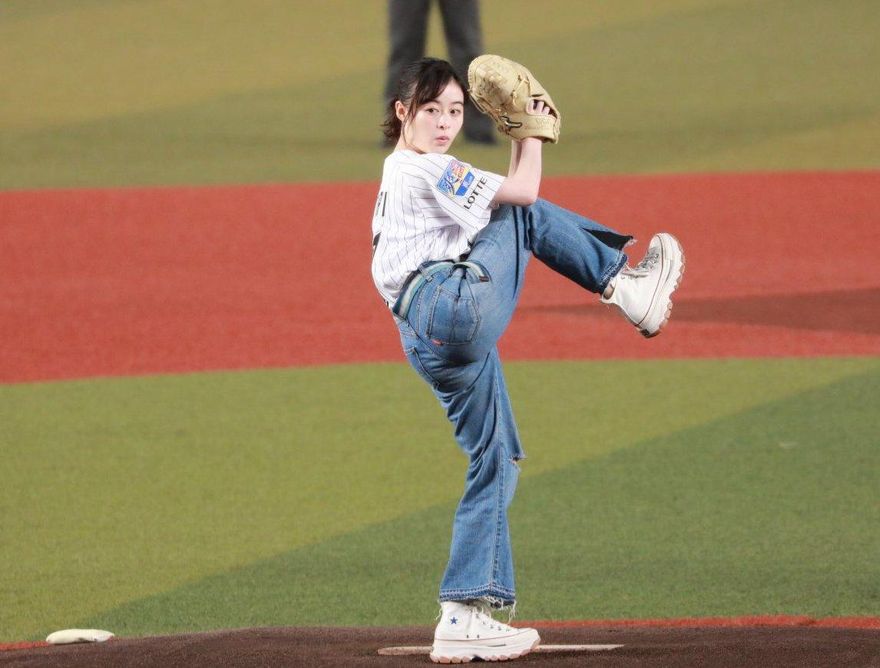 影/150公里的架勢！21歲女優高抬腿　開球豪邁動作滿分...