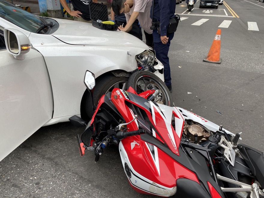 影/三峽重機撞轎車　騎士「飛起前翻」重摔汽車擋風玻璃畫面曝