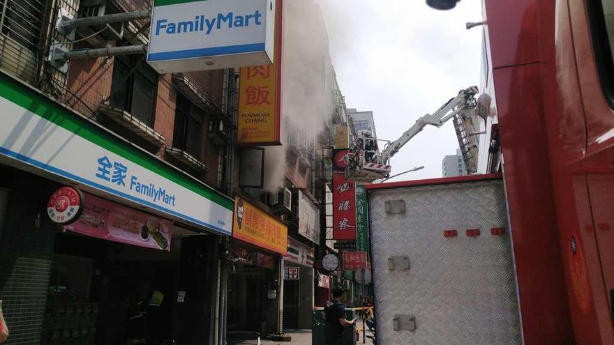 快訊/新北新店驚傳「鬍鬚張」失火　疑似排油煙管惹禍