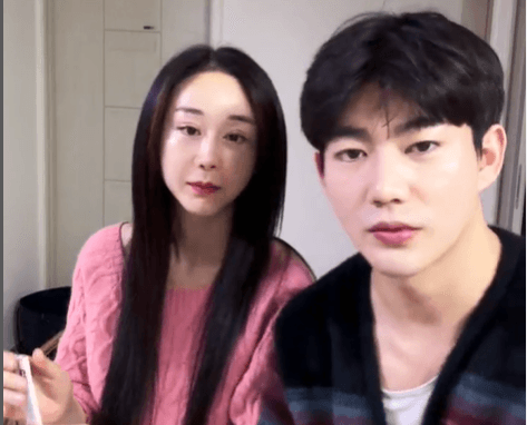 才宣布與「小18歲老公」離婚！咸素媛再合體嫩尪直播　網怒嗆：假離婚真炒作