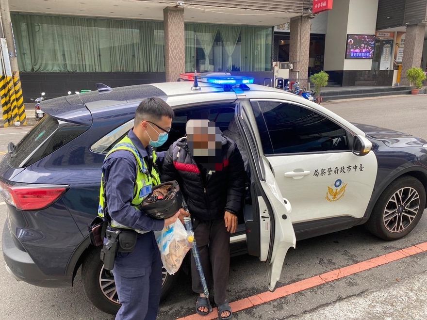 影/天天都過清明節！警驚見住超商老夫妻「祖先牌位」隨身　背後滿是洋蔥