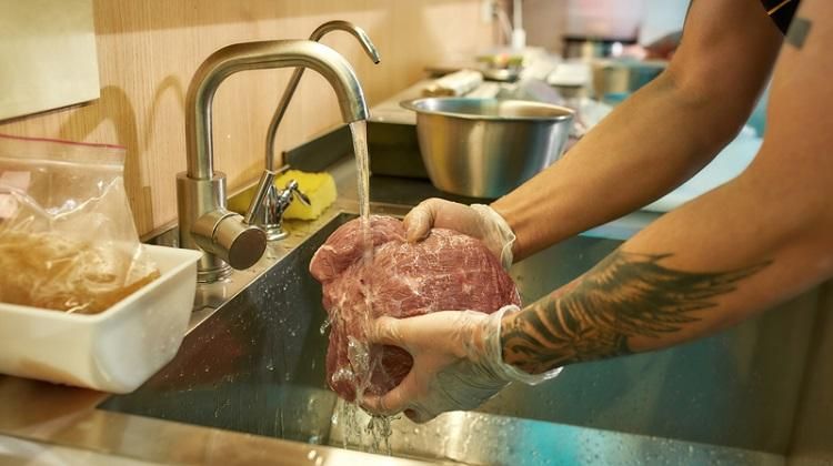 生肉別用自來水沖洗！毒物權威授「1招」減少汙染和沙及門氏菌病菌
