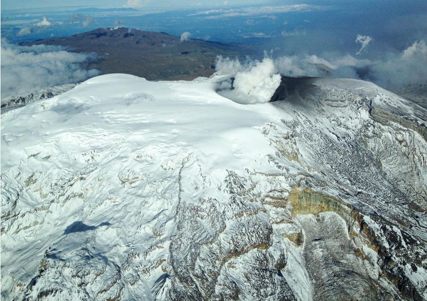 影/哥倫比亞魯伊斯火山日震千次恐噴發　當局緊急疏散居民