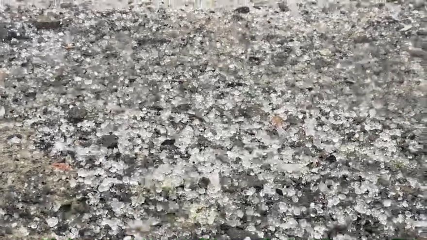 快訊/玉山下冰雹！　晶瑩雪白景象曝光