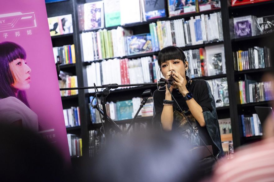 原子邦妮完成在書店「開趴」夢想！演出多首歌曲「震」倒店內CD…再驚喜加碼好消息