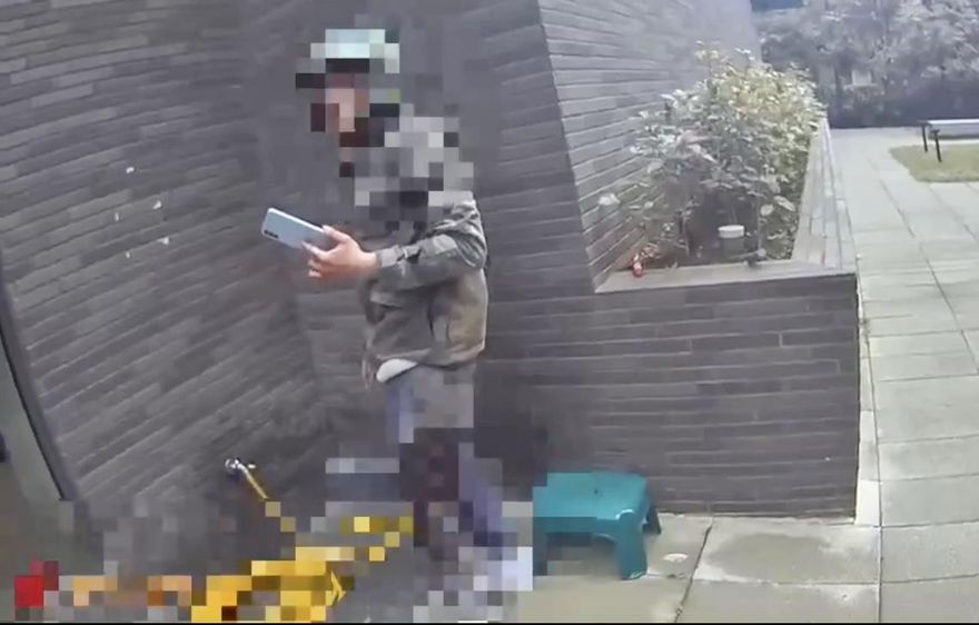 男子街頭喬債遭鋼條插腿濺血　警5hr逮2嫌送辦