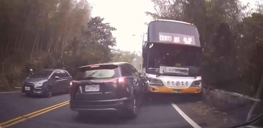 鹿谷大巴失控爆衝！對向駕駛遭撞退10多公尺　摔溝驚悚影像曝光