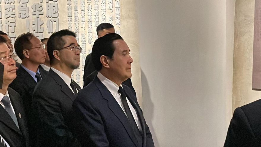 影/馬英九訪陸兩岸破冰　訪四行倉庫拍手佩服楊惠敏　馬喜收「神秘大禮」